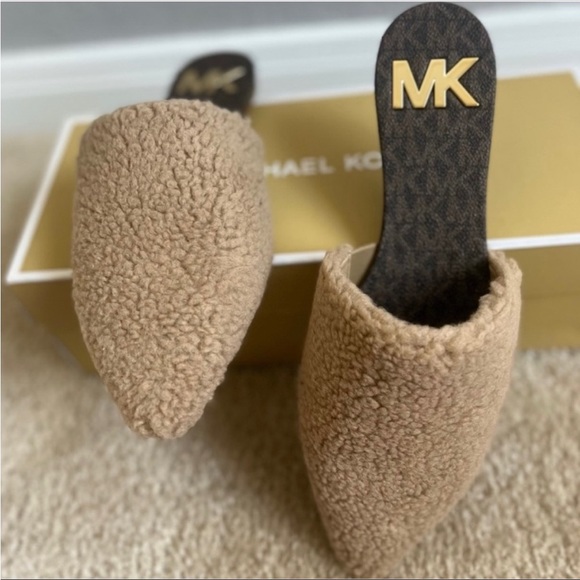 MICHAEL KORS Renee Flex Slide Pointed
Toe Flat Mules Camel Fur Leather Size 7.5 - Picture 1 of 3